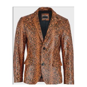 Może przedstawiać: Brązowo-czarna marynarka wężowa z zapięciem na dwa guziki i dwiema przednimi kieszeniami. Marynarka ma klapy z wycięciami i czarną podszewkę. Ta kurtka jest odpowiednia na różne okazje.