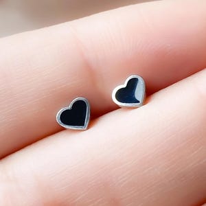 Pendientes de corazón negro diminuto, cierre de rosca de acero quirúrgico, hipoalergénicos, para cartílago.