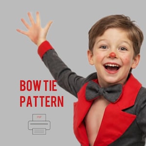 Peut inclure: Un patron de couture numérique pour nœud papillon, avec le texte BOW TIE PATTERN et une icône d'imprimante avec l'étiquette PDF. Le design est présenté aux côtés d'un enfant portant une veste grise à revers rouges et un nœud papillon gris.