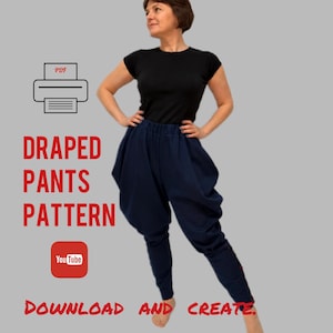 Op de afbeelding: Een vrouw draagt een zwart T-shirt en een marineblauwe gedrapeerde broek. De afbeelding bevat de tekst "DRAPED PANTS PATTERN" en "DOWNLOAD AND CREATE". Een PDF-pictogram en een YouTube-logo zijn ook zichtbaar.