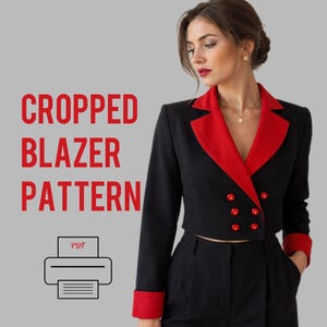 Può includere: Un blazer corto nero con revers rossi, polsini rossi e sei bottoni rossi. Il testo CROPPED BLAZER PATTERN è visualizzato in rosso accanto a un'icona di stampante con il testo PDF. Il blazer è abbinato a pantaloni neri a vita alta.