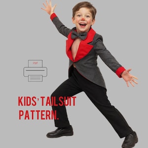 Puede incluir: Un patrón de frac para niños que incluye una chaqueta gris con solapas y puños rojos, una pajarita gris y pantalones negros. La imagen incluye un icono de impresora con el texto PDF y el texto rojo KIDS' TAILSUIT PATTERN.