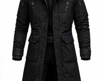 Peut inclure: Long manteau noir à capuche avec plusieurs poches et fermetures éclair. Le manteau a une ceinture à la taille et une conception pleine longueur. Le manteau est présenté sur un mannequin sur fond blanc.