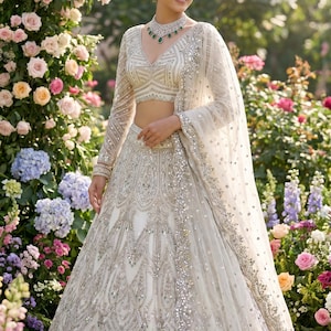 Luksusowa ślubna lehenga w kolorze szampana, bogato haftowana lehenga ślubna, designerska indyjska odzież ślubna, lehenga z siateczki cekinowej, lehenga na przyjęcie