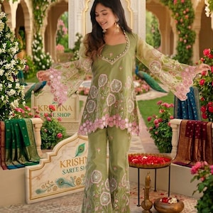 Conjunto de top y palazzo de diseñador: seda dorada arrugada, bordados con lentejuelas, listo para fiestas.