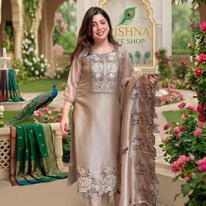 Completo da uomo in Mul Chanderi – Abbigliamento etnico con dupatta ricamata.