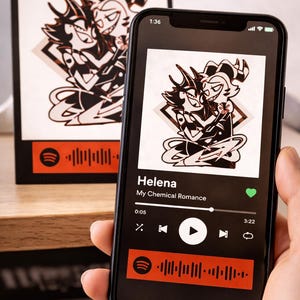 Może przedstawiać: Smartfon wyświetla aplikację Spotify odtwarzającą "Helena" My Chemical Romance, z czarno-białą grafiką z kreskówek. Pasujący nadruk znajduje się w tle. Widoczne jest logo Spotify i szczegóły utworu.