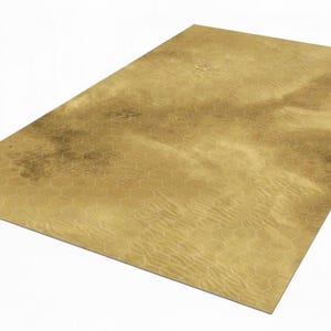 以下が含まれることがあります： テクスチャ加工された表面を持つ、長方形の金色がかった黄色のゲームマット。 マットは六角形のパターンと砂漠の風景を連想させるデザインが特徴です。 テーブルゲームに最適です。