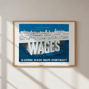 Könnte beinhalten: Ein gerahmtes Poster mit einer blau-weißen grafischen Darstellung einer Stadtsilhouette über dem großen weißen Schriftzug WAGES. Darunter steht der Text A LIVING WAGE HELPS EVERYBODY. Das Design enthält Beschriftungen für Schulen und Häuser.