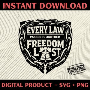 Könnte beinhalten: Schwarz-weiße digitale Grafik mit dem Text "EVERY LAW PASSED IS ANOTHER FREEDOM LOST" in einem Schild, umrahmt von Ketten. Die Wörter "INSTANT DOWNLOAD" und "DIGITAL PRODUCT - SVG + PNG" sind ebenfalls vorhanden.