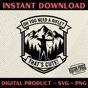 Könnte beinhalten: Schwarz-weißes digitales Design mit einem Bogenschützen, der einen Pfeil und Bogen auf einen Berg- und Waldhintergrund richtet. Der Text lautet: „Oh you need a rifle? That's cute!“ und „Instant Download“.