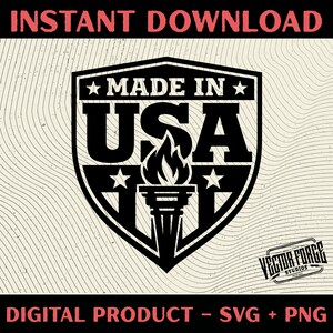 Könnte beinhalten: Schwarz-weißes Schilddesign mit dem Text "MADE IN USA" und einer Fackel-Grafik. Die Wörter "INSTANT DOWNLOAD" und "DIGITAL PRODUCT - SVG + PNG" sind ebenfalls vorhanden. Das Logo von Vector Forge Studios befindet sich unten rechts.