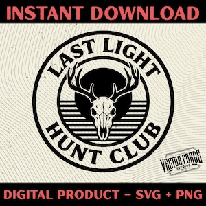 Op de afbeelding: Een zwart-wit digitaal ontwerp met een herten schedel met geweien in een cirkelvormig embleem. De tekst "LAST LIGHT HUNT CLUB" is rond de schedel gebogen. De woorden "INSTANT DOWNLOAD" en "DIGITAL PRODUCT - SVG + PNG" zijn ook aanwezig.