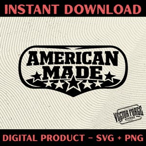 Könnte beinhalten: Schwarz-weiß Grafik mit dem Text "AMERICAN MADE" in einem Schild mit Sternen. Die Worte "INSTANT DOWNLOAD" und "DIGITAL PRODUCT - SVG + PNG" sind ebenfalls vorhanden. Das Logo von Vector Forge Studios ist in der unteren rechten Ecke zu sehen.