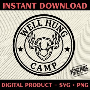 Pode incluir: Um design gráfico em preto e branco com um emblema circular com as palavras "WELL HUNG CAMP" e um design de chifres de veado. As palavras "DOWNLOAD INSTANTÂNEO" e "PRODUTO DIGITAL - SVG + PNG" também estão presentes.