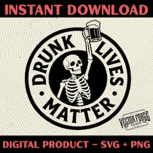 Może przedstawiać: Czarno-biały projekt cyfrowy przedstawiający szkielet podnoszący kufel piwa w okrągłym emblemacie. Tekst brzmi "DRUNK LIVES MATTER" i "NATYCHMIASTOWE POBIERANIE". Zawiera "PRODUKT CYFROWY - SVG + PNG".