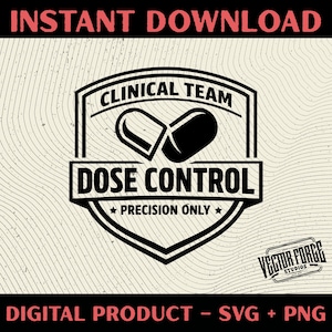 Op de afbeelding: Zwart-wit digitaal ontwerp met de tekst "INSTANT DOWNLOAD" bovenaan. Het ontwerp toont een schild met de woorden "CLINICAL TEAM" en "DOSE CONTROL". Een pilgrafiek staat in het midden, met de woorden "PRECISION ONLY" eronder. De onderste tekst luidt "DIGITAL PRODUCT - SVG + PNG".
