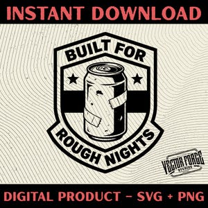 以下が含まれることがあります： 上部に「INSTANT DOWNLOAD」というテキストが入った白黒のデジタルグラフィック。グラフィックは、シールド内に「BUILT FOR ROUGH NIGHTS」というテキストが入った缶を特徴としています。下のテキストは「DIGITAL PRODUCT - SVG + PNG」と書かれています。