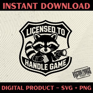 Könnte beinhalten: Schwarz-weiße digitale Grafik mit einem Waschbären, der ein Fernglas hält, in einem schildförmigen Emblem. Der Text lautet "LICENSED TO HANDLE GAME". Die Wörter "INSTANT DOWNLOAD" und "DIGITAL PRODUCT - SVG + PNG" sind ebenfalls vorhanden.