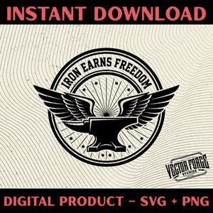 Op de afbeelding: Zwart-wit grafisch ontwerp met een aambeeld met vleugels, omcirkeld door de tekst "IRON EARNS FREEDOM". Het ontwerp bevat radiale lijnen en de woorden "INSTANT DOWNLOAD" en "DIGITAL PRODUCT - SVG + PNG".