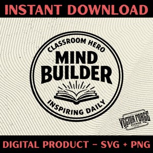 Può includere: Un design digitale con la scritta "INSTANT DOWNLOAD" in rosso in alto. Il design presenta un emblema circolare con "CLASSROOM HERO MIND BUILDER INSPIRING DAILY" e un'illustrazione di un libro aperto. Il testo in basso recita "DIGITAL PRODUCT - SVG + PNG".