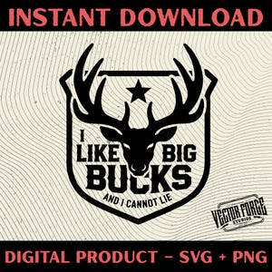 Può includere: Design digitale in bianco e nero con una testa di cervo con grandi corna all'interno di uno scudo. Il testo recita "I LIKE BIG BUCKS AND I CANNOT LIE". Il design include il testo "DOWNLOAD IMMEDIATO" e "PRODOTTO DIGITALE - SVG + PNG".