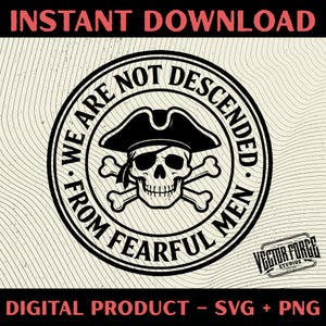 Könnte beinhalten: Ein schwarz-weißes Piraten-Design mit einem Totenkopf mit Augenklappe und Dreispitz, mit gekreuzten Knochen. Der Text lautet "WE ARE NOT DESCENDED FROM FEARFUL MEN". Die Wörter "INSTANT DOWNLOAD" und "DIGITAL PRODUCT - SVG + PNG" sind ebenfalls enthalten.