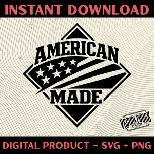 Könnte beinhalten: Ein schwarz-weißes Grafikdesign mit den Worten "AMERICAN MADE" in fetter Schrift, das die amerikanische Flagge integriert. Das Design ist in einer Raute angeordnet, mit dem Text "INSTANT DOWNLOAD" oben und "DIGITAL PRODUCT - SVG + PNG" unten.