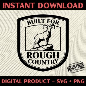 Könnte beinhalten: Schwarz-weiß Grafik eines Widders auf einem Felsen in einem schildförmigen Emblem. Der Text "BUILT FOR ROUGH COUNTRY" ist zu sehen. Die Worte "INSTANT DOWNLOAD" und "DIGITAL PRODUCT - SVG + PNG" sind ebenfalls vorhanden.