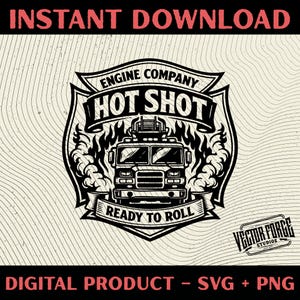 Op de afbeelding: Zwart-wit digitaal ontwerp met een brandweerwagen met de tekst "ENGINE COMPANY HOT SHOT READY TO ROLL". Het ontwerp bevat vlammen en is geplaatst tegen een getextureerde achtergrond. De woorden "INSTANT DOWNLOAD" en "DIGITAL PRODUCT - SVG + PNG" zijn ook aanwezig.