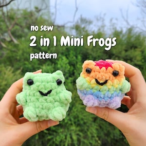 Könnte beinhalten: Zwei kleine, gehäkelte Froschspielzeuge. Eines ist hellgrün, das andere ist regenbogenfarben. Der Text "no sew 2 in 1 Mini Frogs pattern" wird über den Spielzeugen angezeigt. Die Frösche haben schwarze Augen und lächelnde Münder.