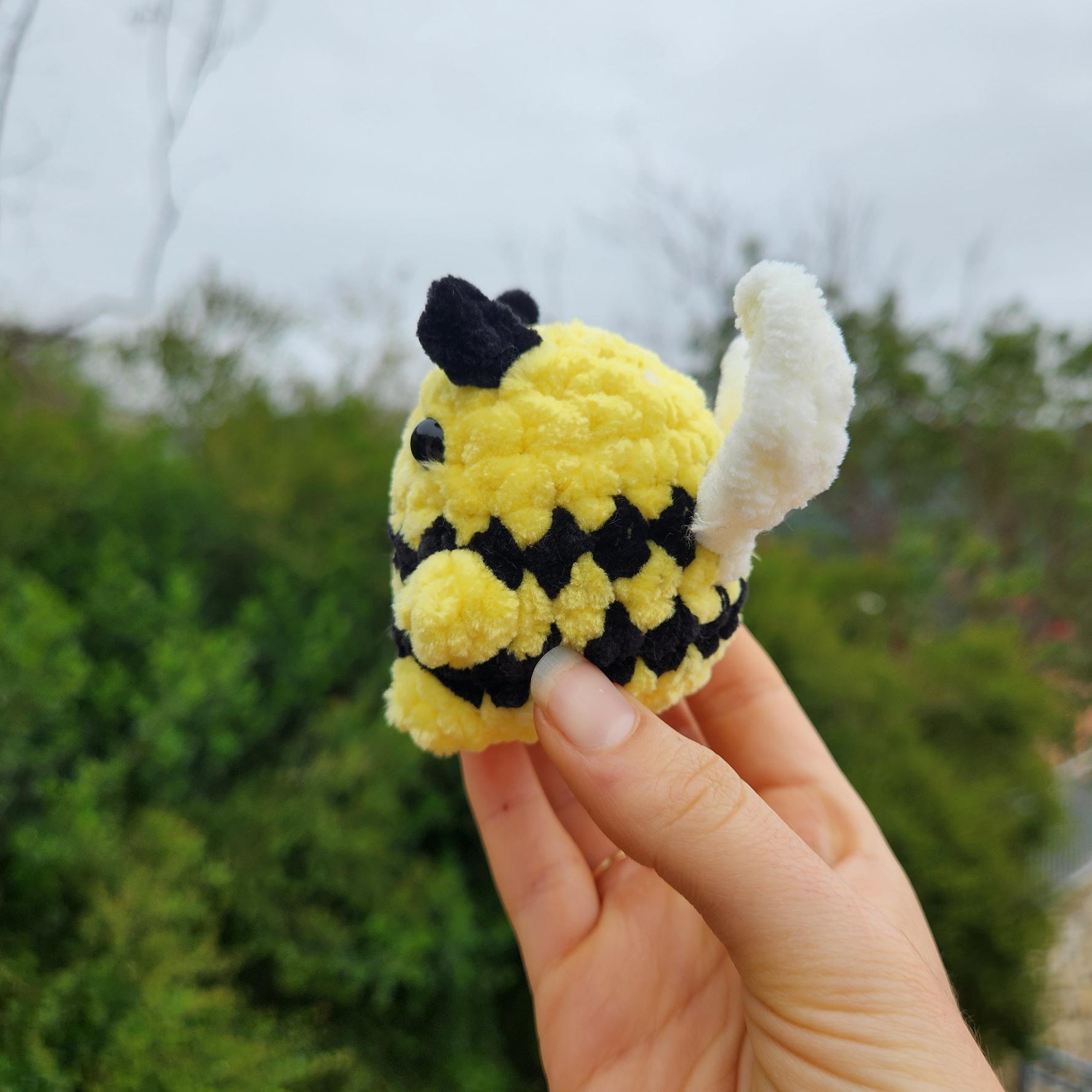Mini Sitting Bumble Bee Crochet Pattern LOW SEW Kawaii Chubby Toy ...
