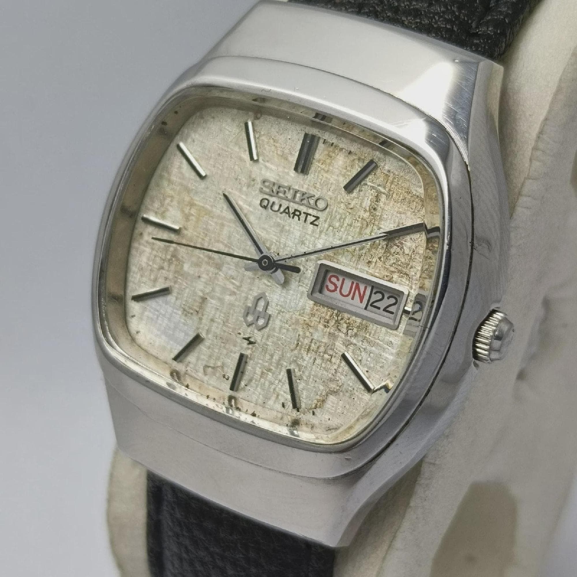 Vintage Seiko Quartz 0843-5040 Men's Watch Linen Dial Day/date