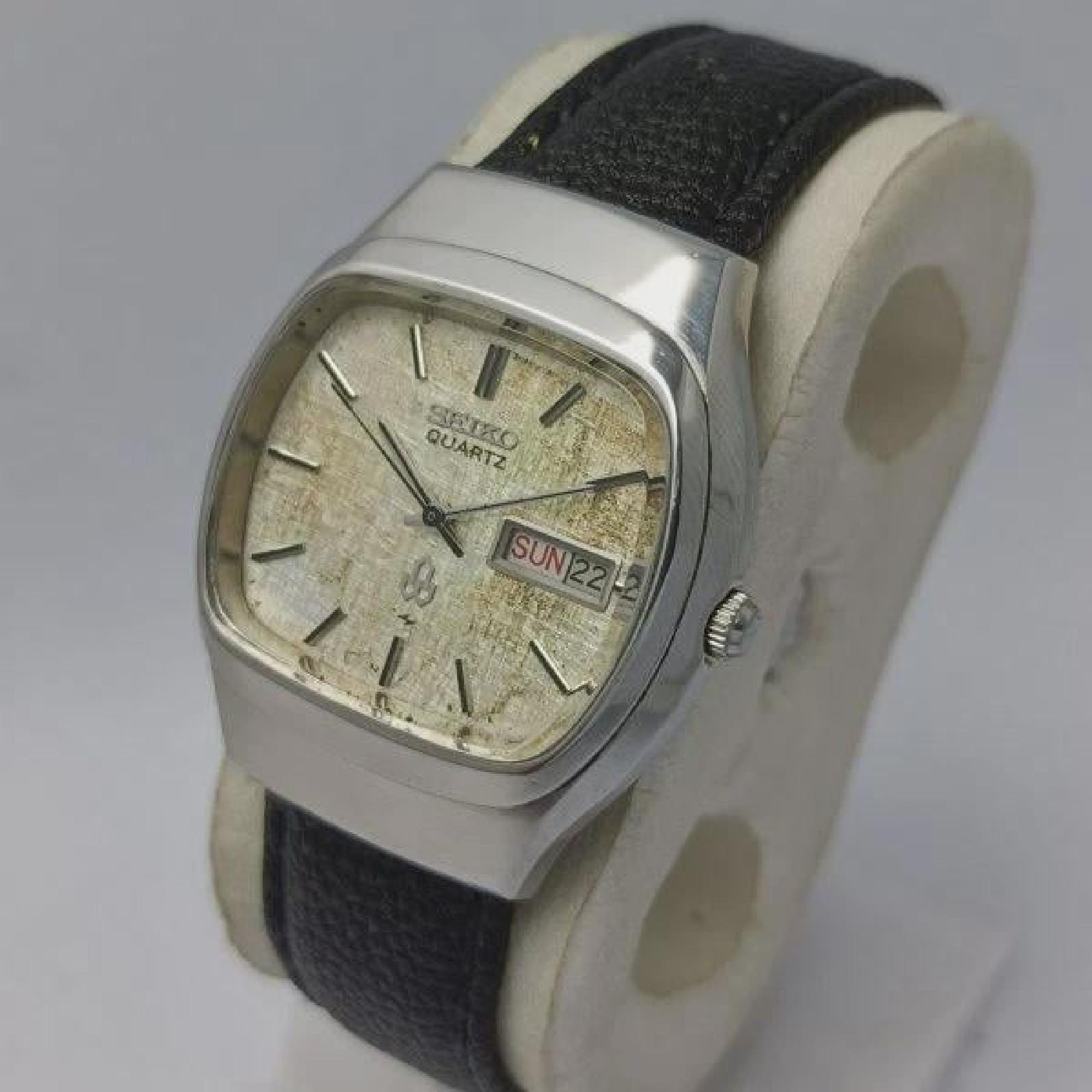 Vintage Seiko Quartz 0843-5040 Men's Watch Linen Dial Day/date