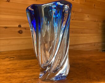 Jarrón de cristal esculpido de Saint Lambert, firmado por Val St Lambert, azul cobalto, Sommerso Core, Bélgica, c. década de 1950, estilo minimalista vintage, vidrio artístico índigo.