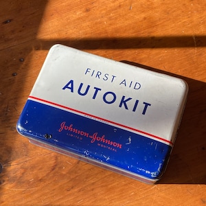 Kit di pronto soccorso AUTOKIT di Johnson & Johnson, circa anni '50, accessori per auto in latta vintage, regalo bilingue per lui, auto da collezione