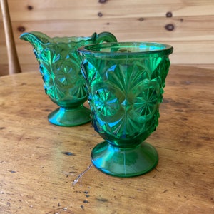 Vidrio coloreado verde victoriano, diseño &quot;Plumero&quot; de crema y azúcar, Burlington Glassworks c. 1890. Vidrio coloreado antiguo canadiense.