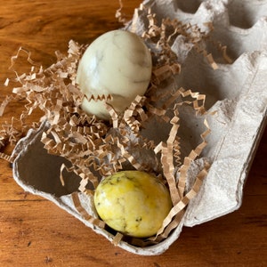2 uova da rammendo in marmo, pietra naturale, decorazione rustica per la casa, uovo di Pasqua, pietra per la fertilità, regalo per la gravidanza, fattoria moderna, festa della mamma