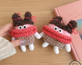 Funda de crochet para AirPods hecha a mano con un diseño de personajes extravagantes. Ideal para todos los AirPods y modelos Pro. Accesorio de regalo.