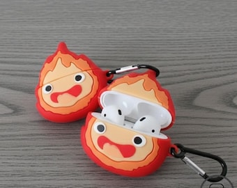 Bonita funda para AirPods con diseño de Demonio de Fuego: funda mágica de silicona roja con diseño de llamas de anime. Un regalo acogedor para gamers y un accesorio de escritorio kawaii.