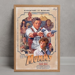 Puede incluir: Un póster de película enmarcado para "La Momia" con el texto "Adventure is Reborn". El póster presenta a varios actores y un fondo beige. El título "The Mummy" se muestra en una fuente grande y estilizada.