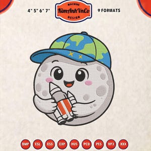 以下が含まれることがあります： 地球をテーマにした青と緑の野球帽をかぶり、ロケットを持っている、笑顔の月のキャラクターの刺繍デザイン。「Kim Anh VnCo DESIGN」の文字が含まれており、9つのフォーマットで利用可能。サイズ：10 cm、12.7 cm、15.2 cm、17.8 cm。