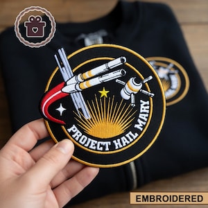 Puede incluir: Una taza de cerámica blanca con un asa negra y el texto "But First, Coffee" en negro, con una fuente de estilo manuscrito. La taza probablemente tiene un tamaño de 325-444 ml, perfecta para una bebida matutina.