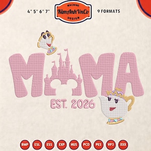 Può includere: Design ricamato rosa con la scritta "MAMA", una silhouette di castello e "EST. 2026". Include personaggi dei cartoni animati di teiera e tazza da tè. Disponibile in 9 formati e dimensioni 10 cm, 13 cm, 15 cm e 18 cm.
