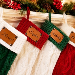 Personalisierter Weihnachtsstrumpf im Zopfmuster mit Namen, individueller Familienweihnachtsstrumpf, Aufnäher in Lederoptik