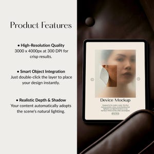 Puede incluir: Maqueta de tableta digital con una imagen borrosa en la pantalla, sobre un fondo de cuero marr&oacute;n. El texto en la pantalla dice "Device Mockup". La imagen tambi&eacute;n incluye texto que describe las caracter&iacute;sticas del producto.