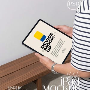 Op de afbeelding: Een tablet met een scherm waarop de tekst DEVICE MOCK-UP, een geel en blauw icoon en beschrijvende tekst staan. De tablet wordt vastgehouden door een persoon in een wit en donkerblauw gestreept shirt met een zilveren polshorloge.