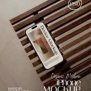 Könnte beinhalten: Ein iPhone-Mockup mit einem Bildschirm, der ein Gesicht zeigt, auf einer dunkelbraunen Holzlattenoberfläche. Das Telefon ist mit "Device Mockup" und "Organic Modern iPhone Mockup" beschriftet. Das Bild ist mit "Made by DigitalHearthCo" beschriftet.