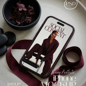 Maqueta de iPhone de lujo en formato PSD, estética burdeos y oscuro, maqueta de teléfono melancólico, plantilla de Photoshop de objeto inteligente de alta resolución, presentación de contenido para redes sociales
