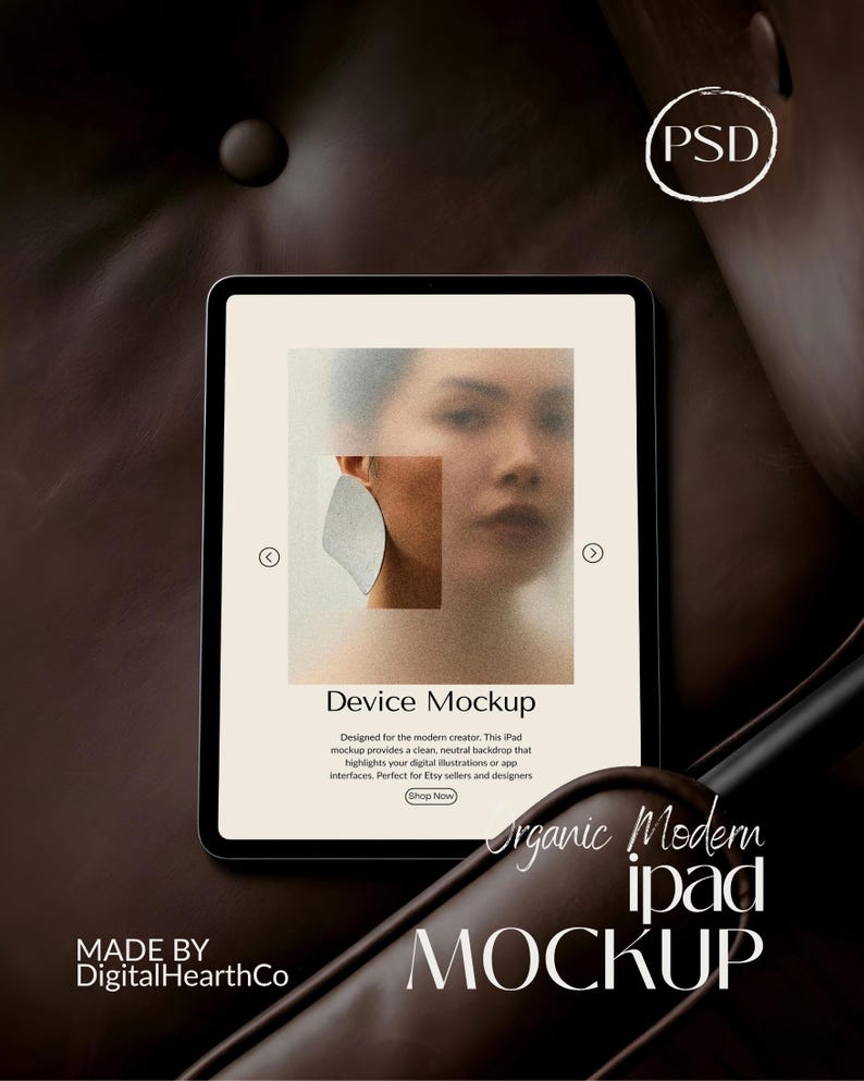 Puede incluir: Una maqueta de iPad con un fondo neutro, que muestra una ilustraci&oacute;n digital. La pantalla muestra una imagen borrosa de una persona con un pendiente. El texto en la pantalla dice "Device Mockup" y "Organic Modern iPad Mockup". La imagen est&aacute; sobre un fondo marr&oacute;n oscuro.